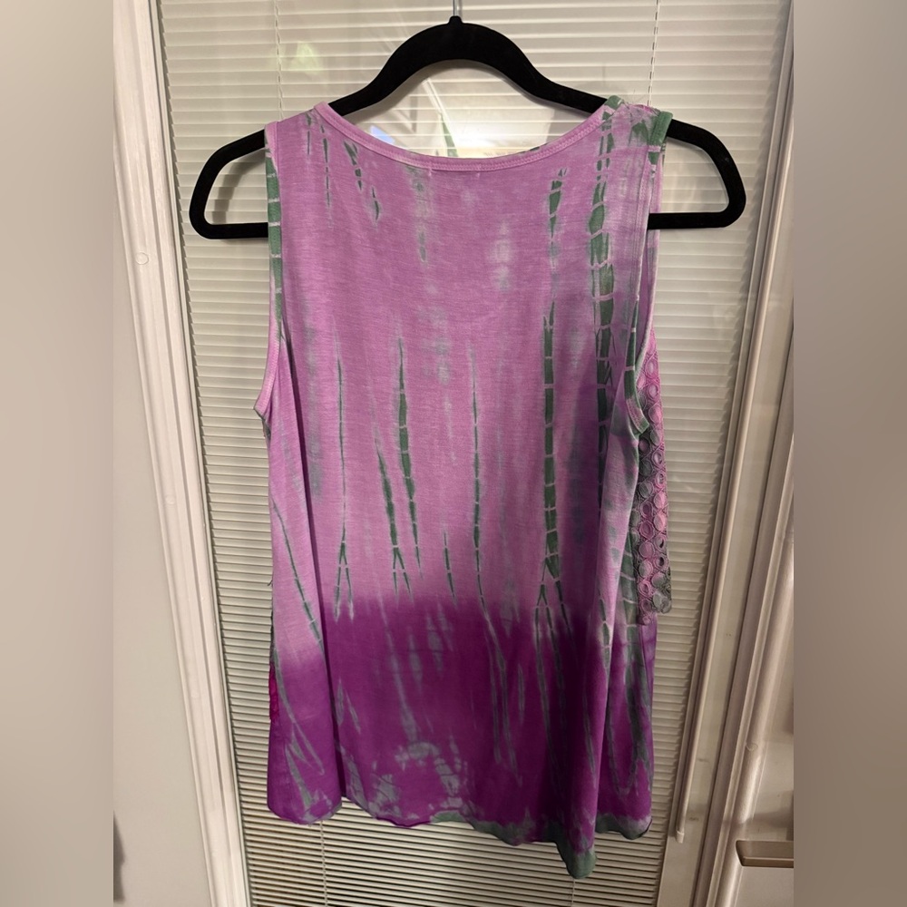Vibrant Sleeveless Lace Tank Top - Picture 4 of 5